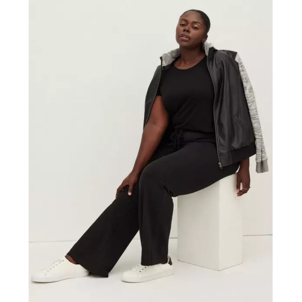 TORRID NWT Pull-On Flare Ultra Soft Fleece Mid-Rise Pant - Picture 2 of 6